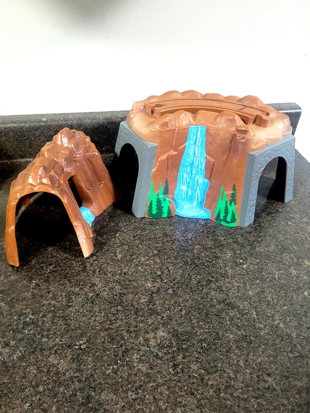 Imaginariun Plastic Mountain Playset with Waterfall - Train Tunnel